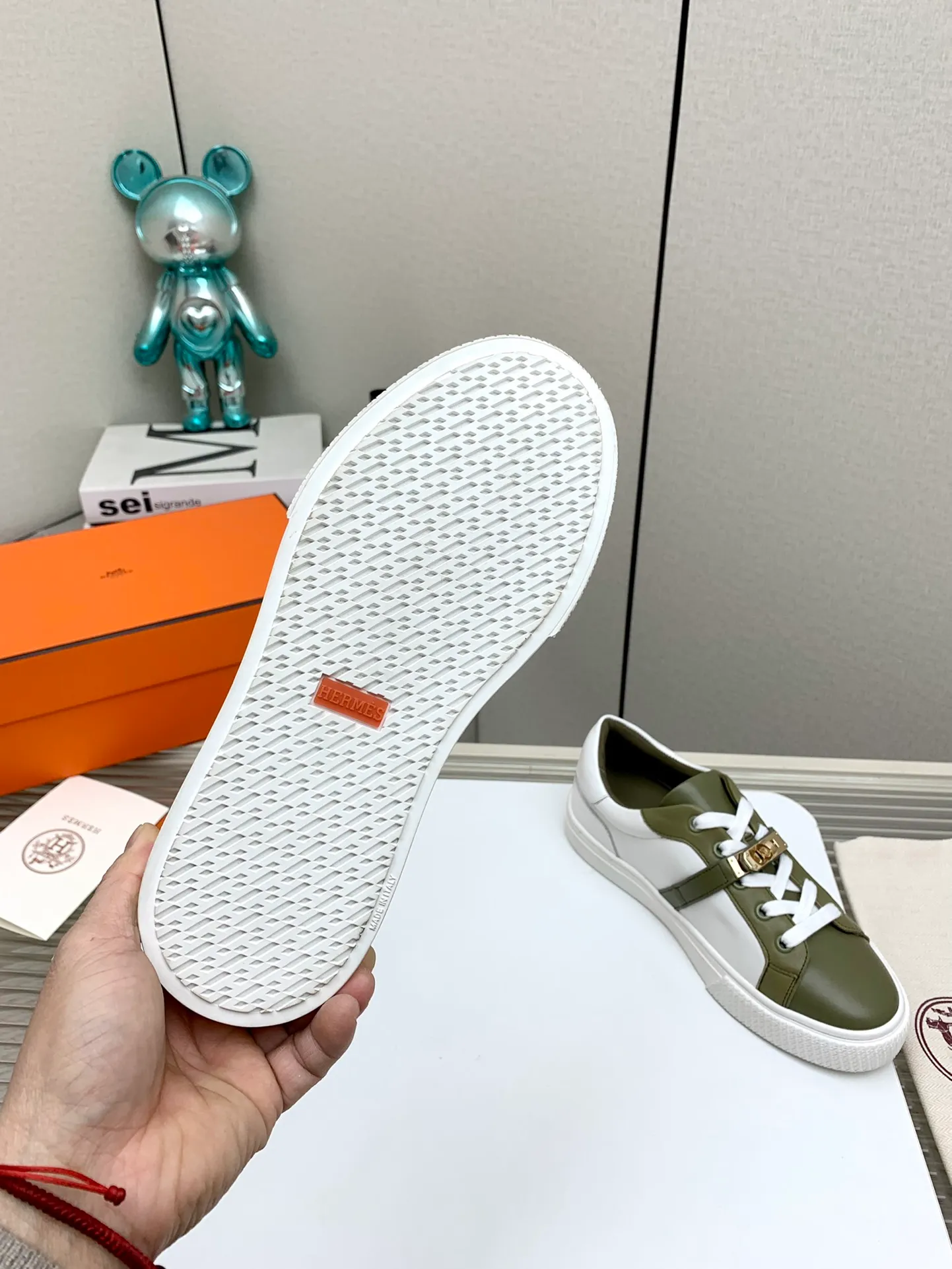 👟👟Ex-factory price 660👟👟 Men's style ➕10 (high version) Hermes classic couple model #𝐊𝐞𝐥𝐥𝐲 buckle casual white skate shoes, which will not conflict with shoes at all. Full of unknowns, Hermès rarely produces flat casual shoes and they are paired with classic palladium-plated Kelly shoe buckles! You'll fall in love with it at first sight. It's super versatile and can be worn with any skirt or pants. 🉑️Looking in with your eyes closed, it looks super noble. Fabric: Specific cowhide/canvas material. Lining: Sheepskin lining. Outsole: Original molded TPU outsole. Size: 35-45.